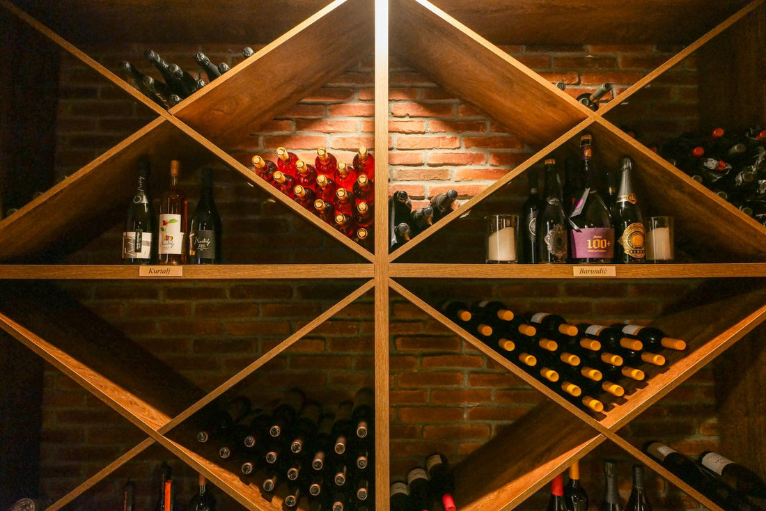 Étagères en bois en losanges remplies de bouteilles de vin devant un mur de briques