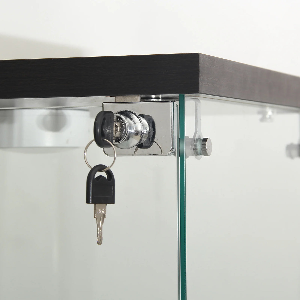 Le Cabinet, vitrine deux niveaux pour bouteilles et verres, détail de la serrure