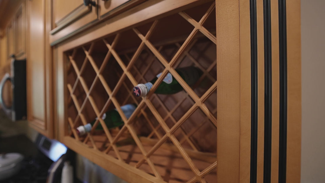 Casier en bois en losanges avec des bouteilles posées